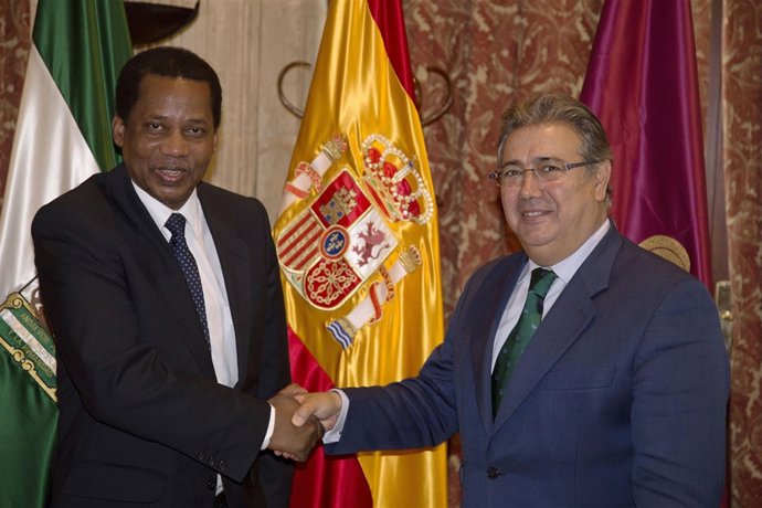 Zoido junto a Mamadou Deme, embajador de Senegal.