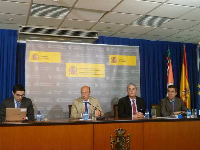 Delegado del Gobierno, Carlos Urquijo, junto a los directores del INSS