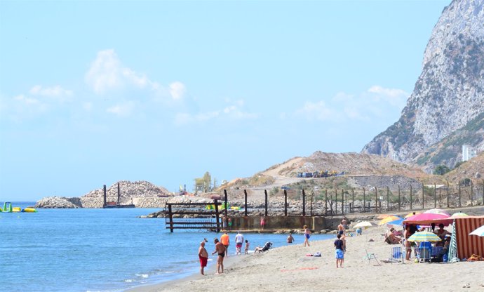 Rellenos en 'Cabo Privilegiado' vistos desde una playa de La Línea