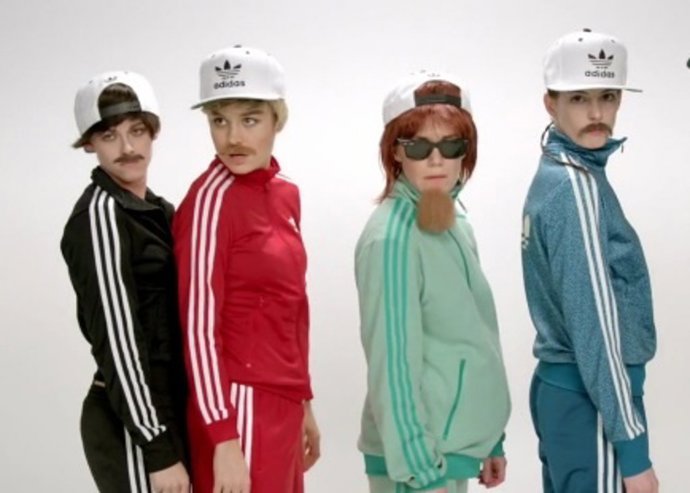 Kristen Stewart y Anne Hathaway disfrazadas de hombre