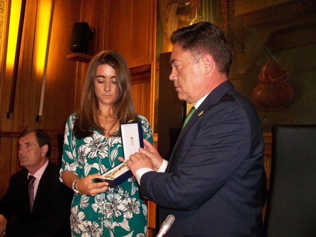 Loreto Rodríguez con la medalla póstuna a su madre