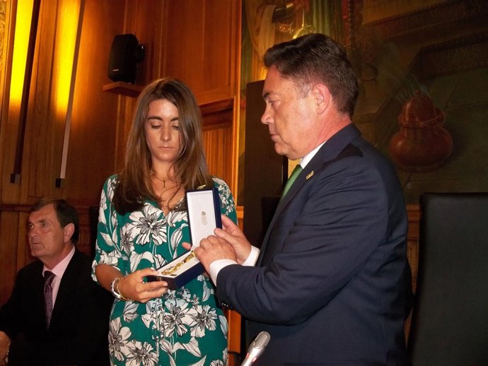 Loreto Rodríguez con la medalla póstuna a su madre