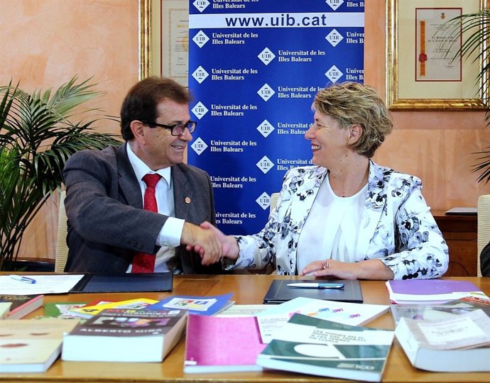 Llorenç Huguet e Isabel Llinàs en la firma del convenio