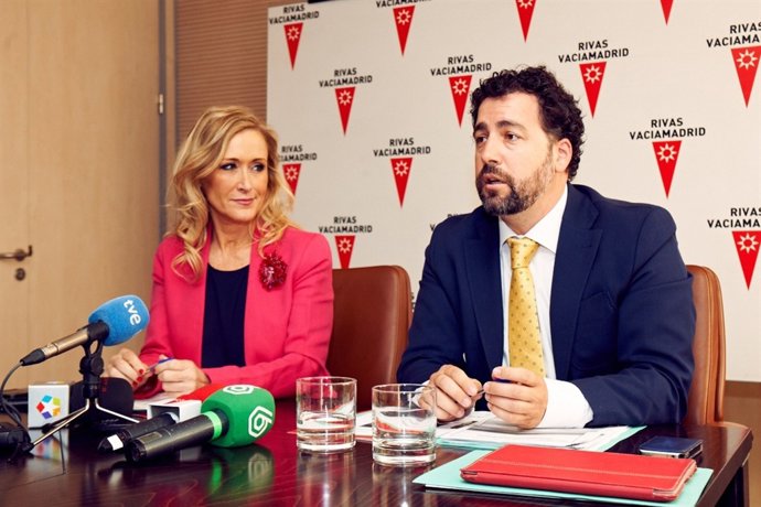 La delegada Cristina Cifuentes y el alcalde de Rivas Vaciamadrid, Pedro Del Cura