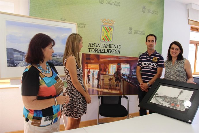 Entrega de los cuadros ganadores del certamen de pintura Manuel Liaño