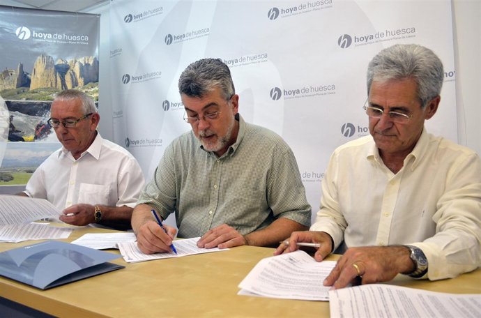 Firma del convenio entre La Hoya y Ayerbe y Loporzano