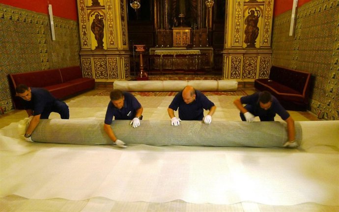Trabajadores enrollan tapices del Patriarca