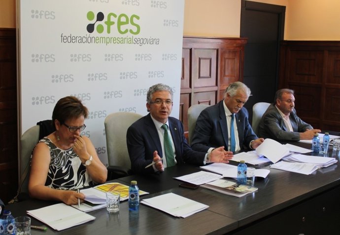 Palomo (segundo por la izquierda), en la Asamblea de FES