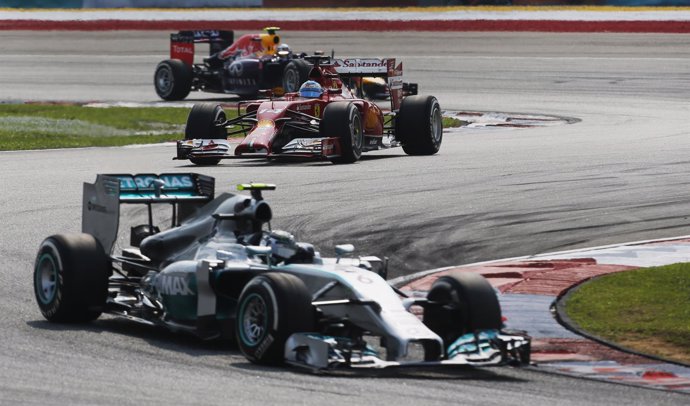 Fernando Alonso (Ferrari) persigue a Nico Rosberg (Mercedes)