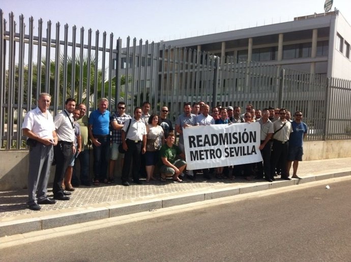 Trabajadores del metro concentrados ante una de las estaciones.