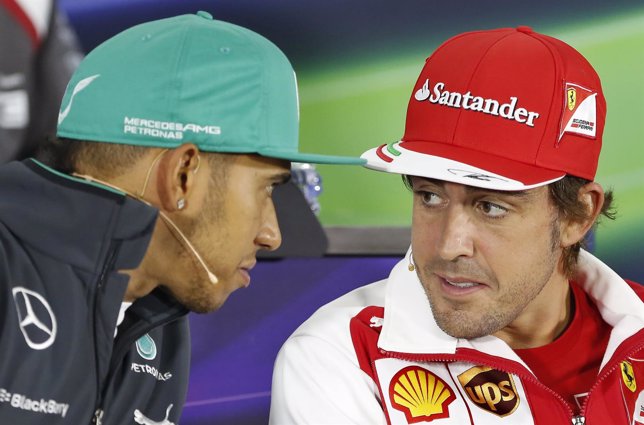 Fernando Alonso dialoga con Lewis Hamilton 