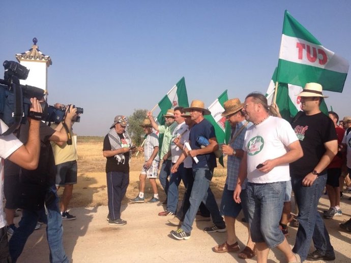 Jornales y miembros del SAT, a las puertas de la finca Las Turquillas.