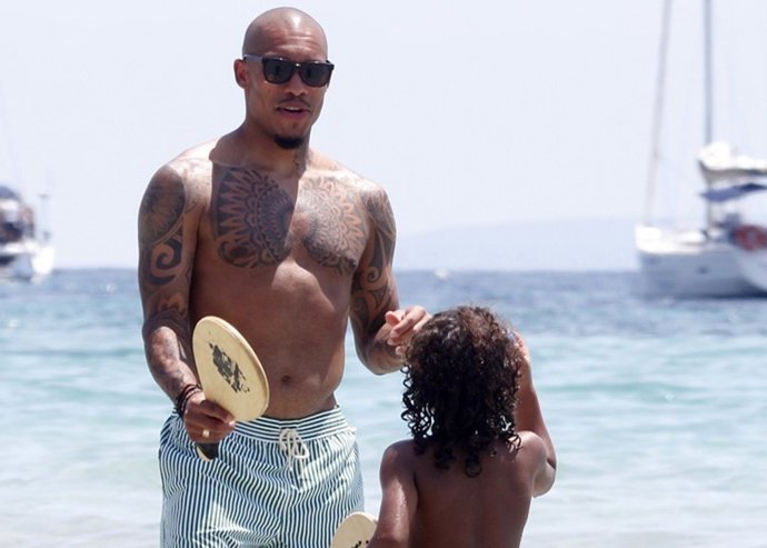 De Jong, tras la patada a Xabi Alonso muestra su lado más tierno 