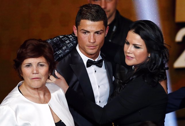 Portugal's Cristiano Ronaldo poses with his mother Dolores Aveiro and sister Kat