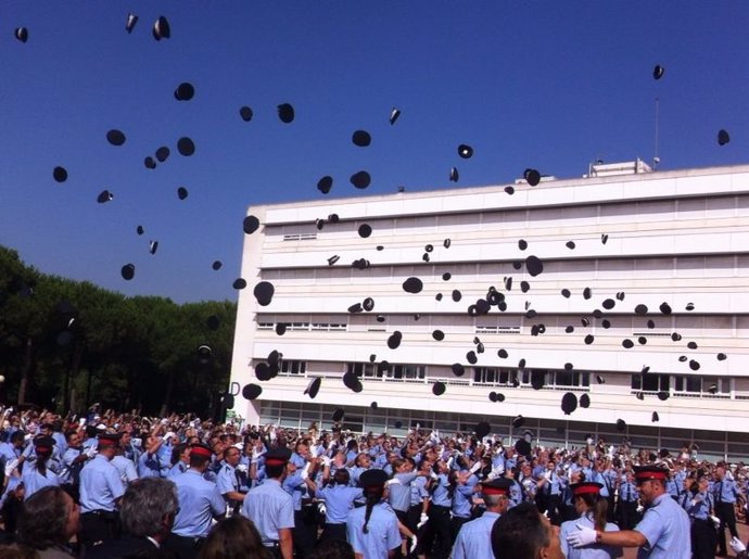 Los policías graduados en el ISPC lanzan sus gorras