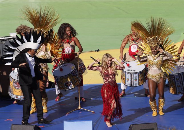 Shakira y Carlinhos Brown encabezan una colorida ceremonia de clausura en Brasil