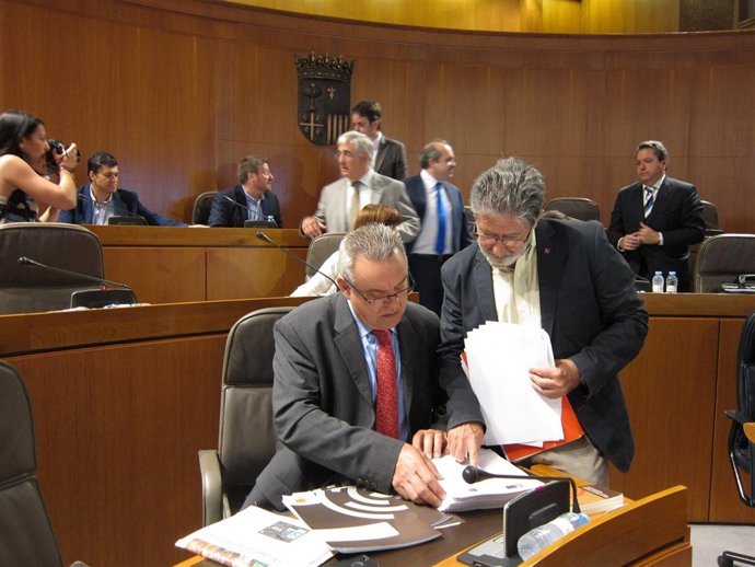 Afredo Boné (sentado), junto a Adolfo Barrena (IU)