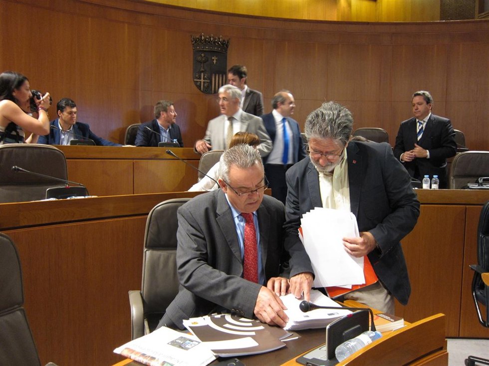 Afredo Boné (sentado), junto a Adolfo Barrena (IU)