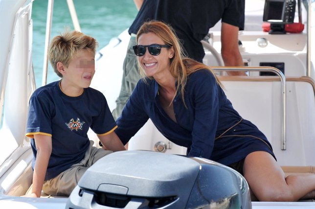 Monica Pont con su hijo en Ibiza