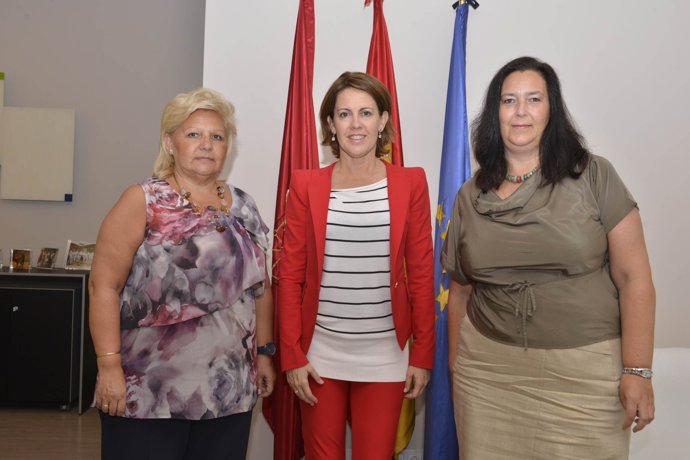 Barcina junto con Ángeles Pedraza (izda) y Maite Araluce (dcha).