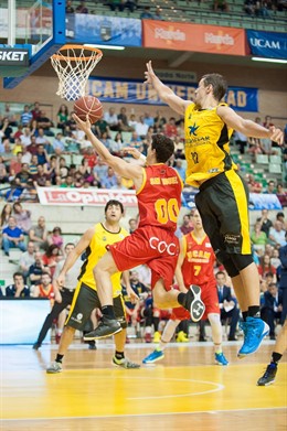Rodrigo San Miguel entra a canasta ante el Iberostar Tenerife