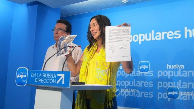 La secretaria general del PP-A, Dolores López, junto a Manuel Andrés González.