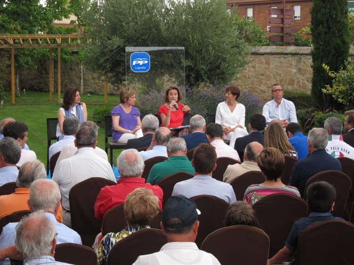 Gamarra se dirige a los presentes en la Convención MUnicipal del PP en Logroño