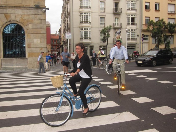 Carmen Moriyón, en bicicleta. 