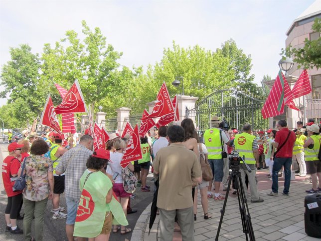 Sindicalistas de UGT se concentran frente a la sede de la Junta