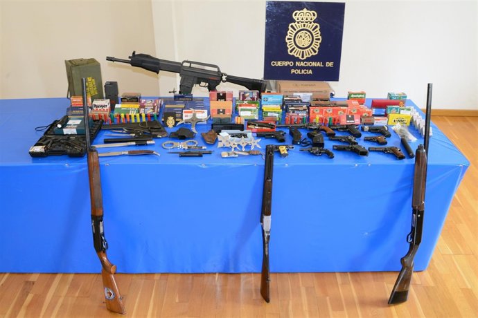Armas incautadas en la detención de un hombre acusado de maltrato