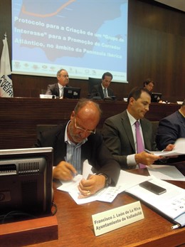 El alcalde de Valladolid durante la firma de la Alianza en Aveiro
