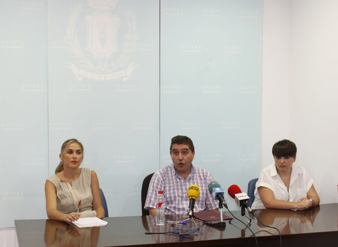 El alcalde de Estepa en rueda de prensa.