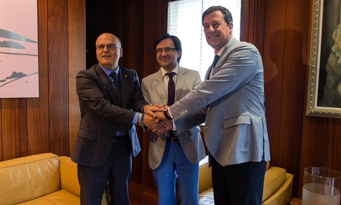 Sinatura convenio entre o Valedor do Pobo e as deputacións de Ourense e Lugo.