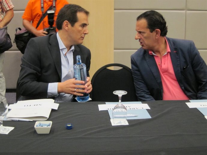 Nieto (izda.) habla con el diputado del PP y exalcalde de Córdoba, Rafael Merino