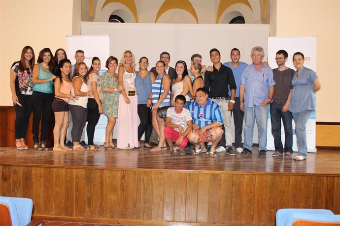 Alumnos del Plan Urban reciben sus diplomas. 