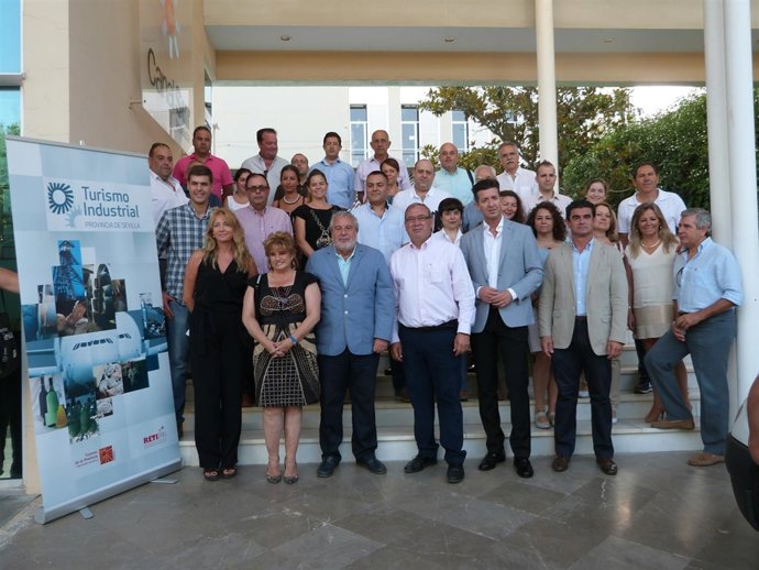 Foto de familia de los participantes.