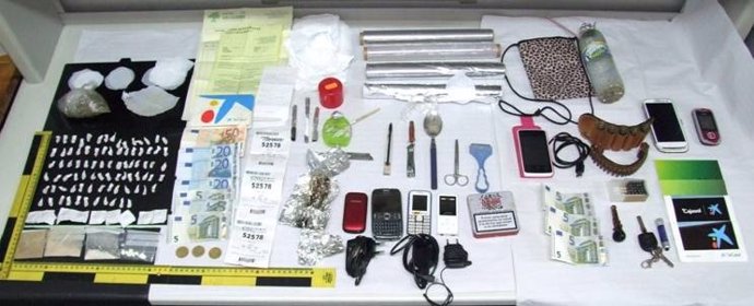 Drogas y utensilios hallados en viviendas en la Sierra de Huelva.