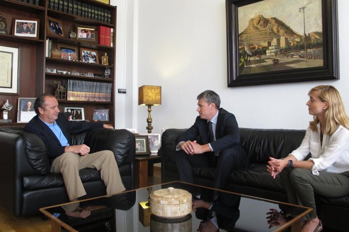 José Joaquín Ripoll, izquierda, recibe a Daniel Marco en la sede del Puerto