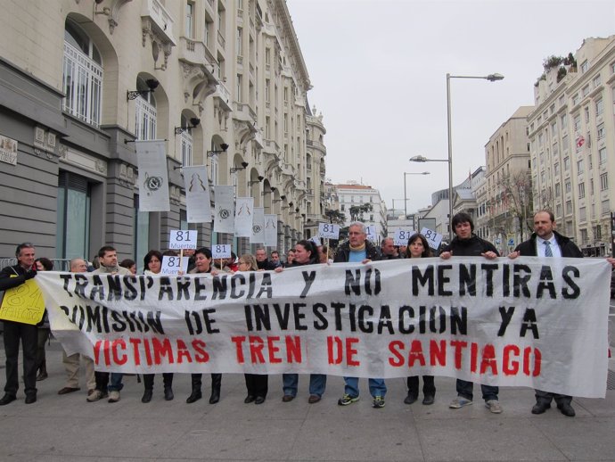 Familias víctimas del Alvia se manifiestan en Madrid