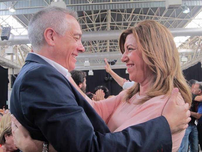 Pere Navarro abraza a Susana Díaz PSC PSOE congreso extraordinario