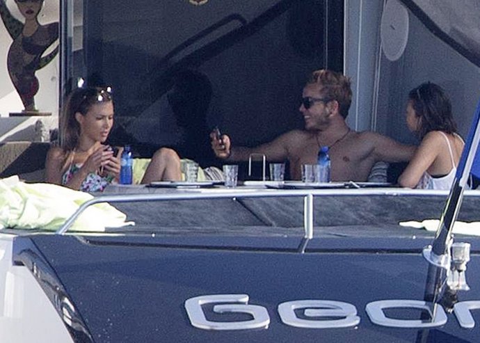 Mario Gotze y su novia en Ibiza remolcados 