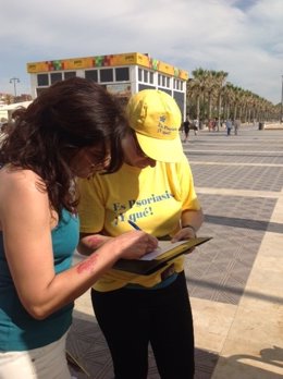 Voluntarios con la calcomanía que simula una placa de psoriasis en Valencia