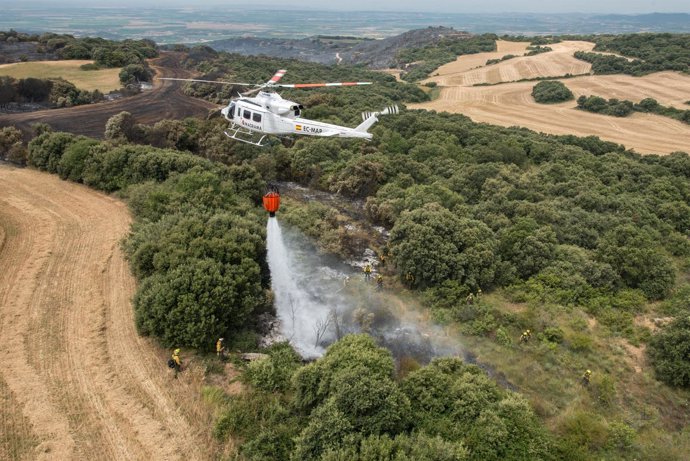 Imagen de uno de los aviones movilizados para sofocar el incendio de Ujué