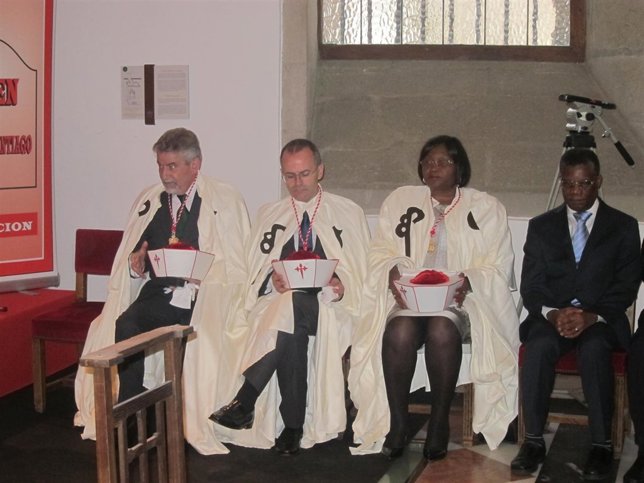 Jesús Vázquez, en el medio, tras ser investido caballero de la Orden de Santiago