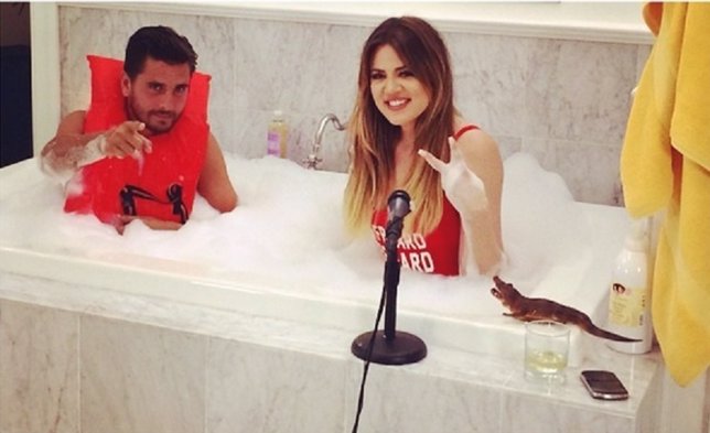 Khloe Kardashian y su cuñado  Scott Disick en una bañera