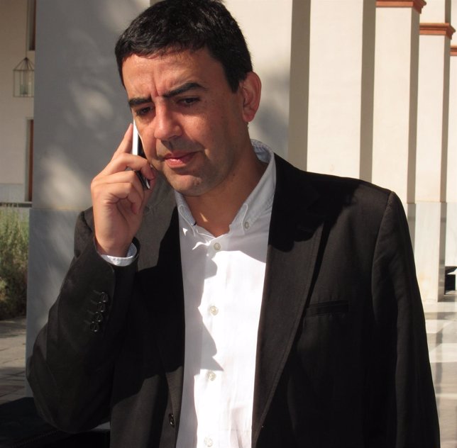 Mario Jiménez Hablándo por teléfono