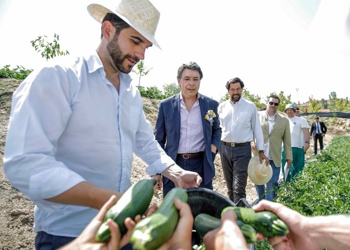 Mario Sandoval visita el huerto escuela de la Fundación Trébol
