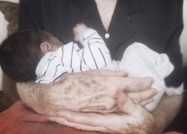 Raquel del Rosario presenta a su hijo a su bisabuela