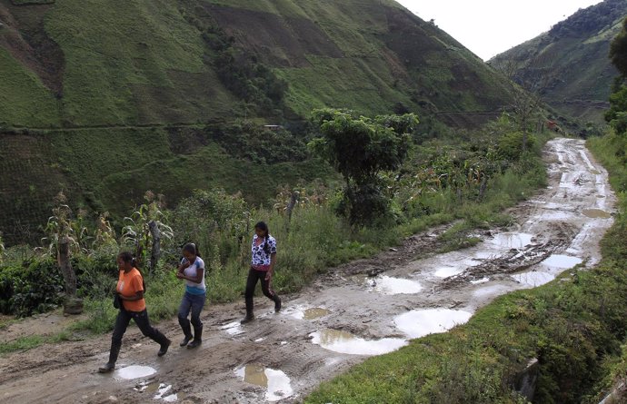Mujeres caminan por una carretera en Marquetalia Colombia