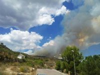 Catorce medios aéreos trabajan en la extinción del incendio forestal de La Vall d'Uixò
